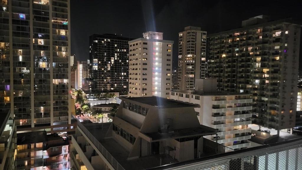 Waikiki Condo 2 Bedrooms 2 Bathrooms With 1 Free Parking Space 호놀룰루 외부 사진