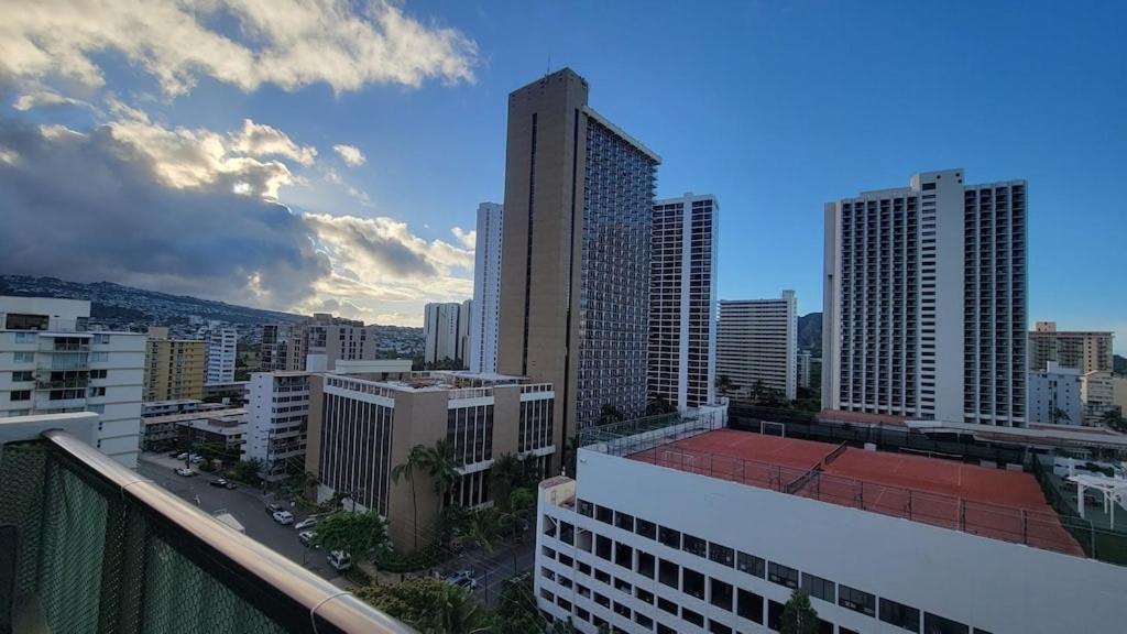 Waikiki Condo 2 Bedrooms 2 Bathrooms With 1 Free Parking Space 호놀룰루 외부 사진